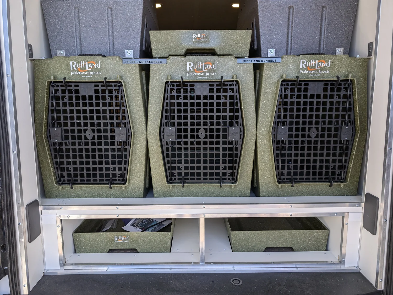 The open aisle keeps each crate reachable during travel.