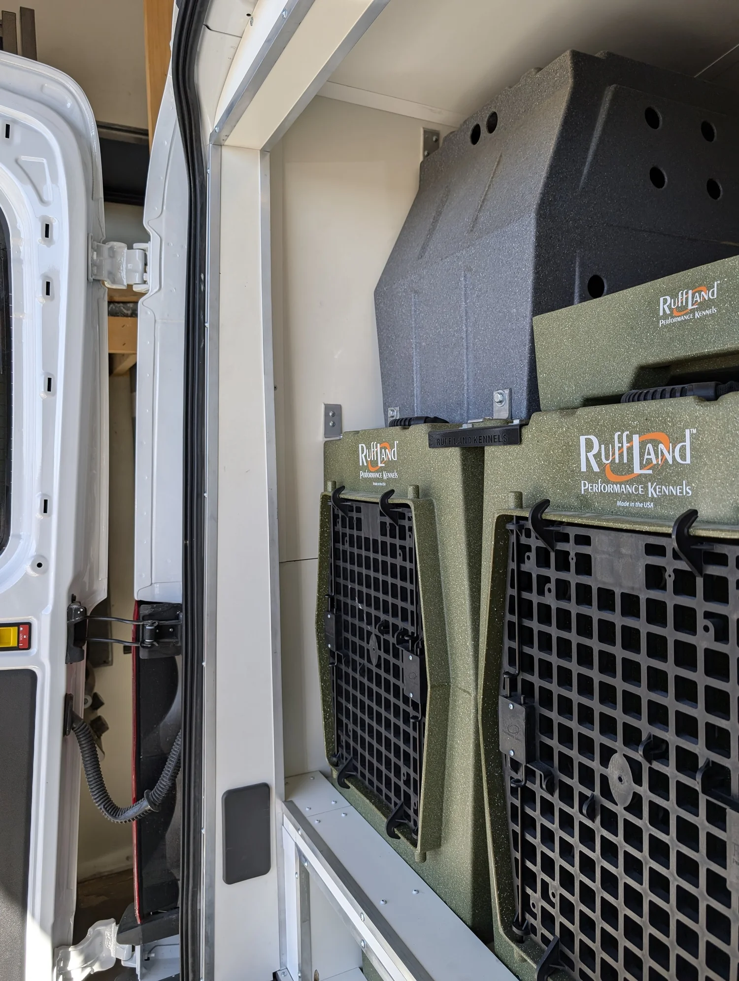 Auxiliary battery, protected wiring, climate equipment, and ventilation inside Dog Show Transport