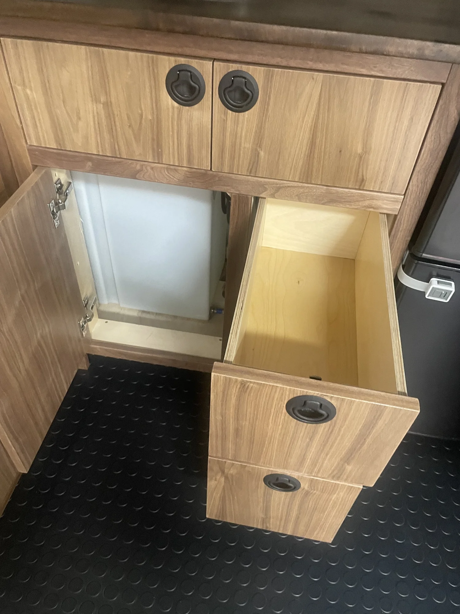 The water system supports washing, hot water, and an outdoor shower.