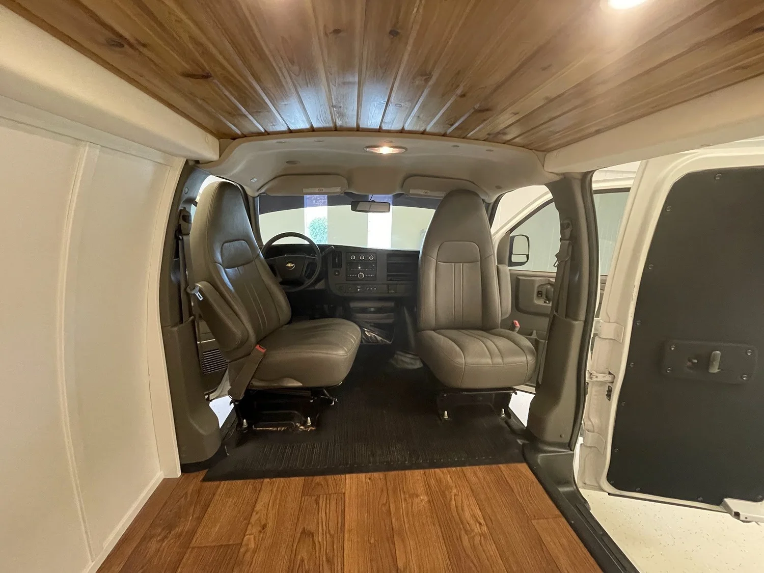 Open storage avoids heavy visual mass at the rear.